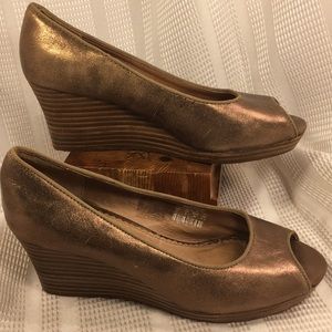NWOT Fossil metallic leather peep toe 2.5”wedge